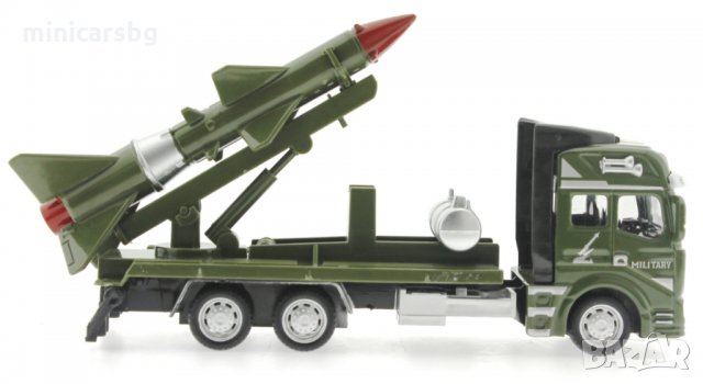 Метални военни камиони с ракета