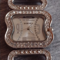 Фешън модел дамски часовник DIESEL QUARTZ с кристали Сваровски нестандартен дизайн - 21011, снимка 2 - Дамски - 36242584