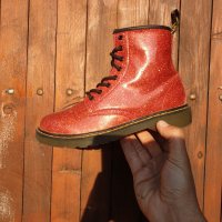  оригинални боти  DR. MARTENS RED GLITTER 1460 BOOTS номер 37, снимка 11 - Бебешки боти и ботуши - 38709298