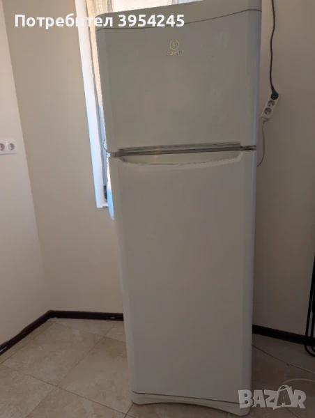 Работещ хладилник Indesit  с фризер, снимка 1