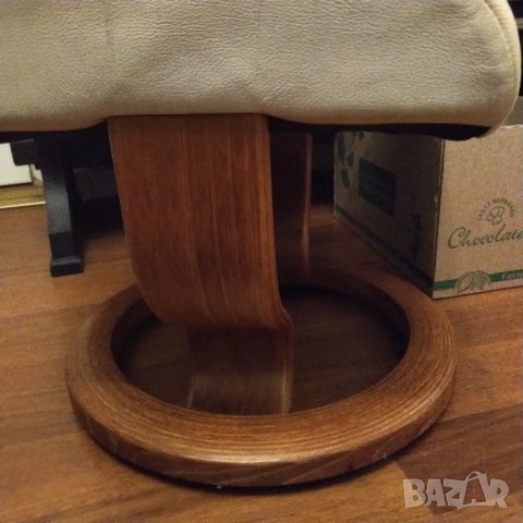 Стол нисък кожа и масив от края на 60  те год намален , снимка 5 - Дивани и мека мебел - 41879117