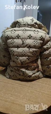 ДАМСКО ЗИМНО ЯКЕ.
С пухеста качулка.
Модел:LOUIS VUITTON., снимка 5 - Якета - 48595941