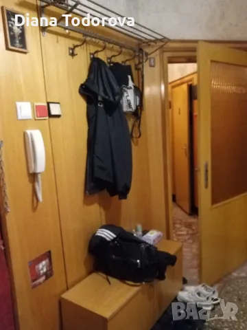 продавам дървена ламперия от коридор,врати,вграден голям масивен шкаф