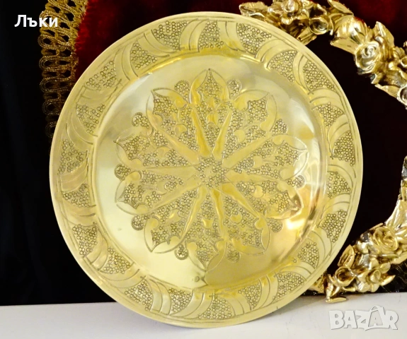 Бронзова чиния,плато 320 гр.,позлата,орнаменти. 