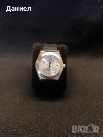 Часовник Geoffrey Beene