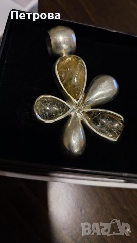 Екстравагантен медальон с естествен камък 