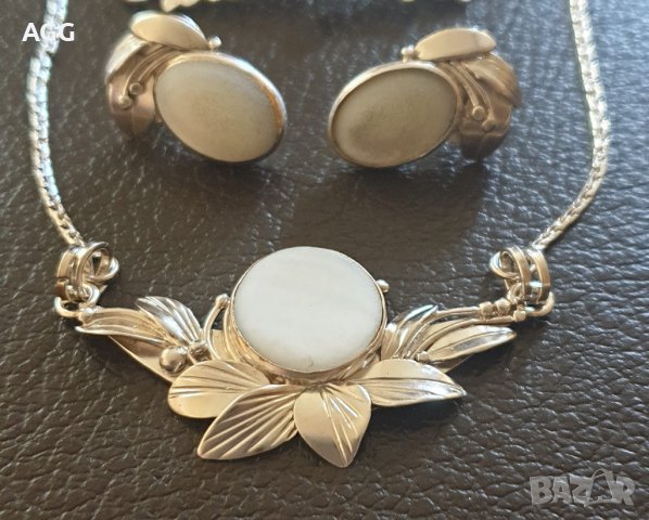 Изящен комплект от сребро със седеф