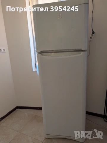 Работещ хладилник Indesit  с фризер, снимка 1