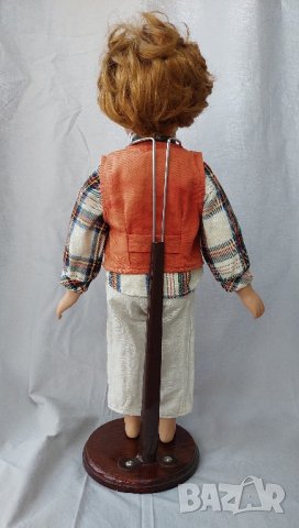 Порцеланова декоративна кукла със стойка момче с очила, снимка 3 - Колекции - 41845782