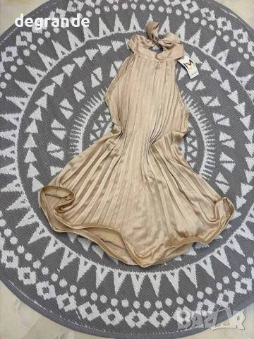 Сатенена рокля с панделка на гърба