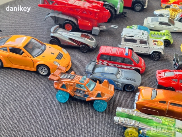 Огромна колекция от колички + бонус 3 изтрелвачки, снимка 8 - Коли, камиони, мотори, писти - 52621905