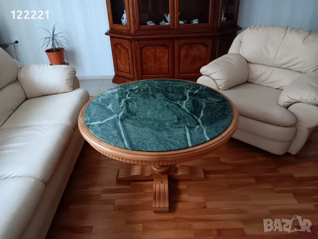 Холна маса с мраморен плот