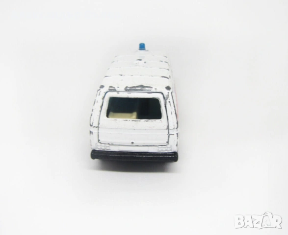 Метална количка Matchbox Volkswagen Transporter 1:62 Линейка, снимка 4 - Колекции - 53059445