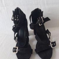 Черни велурени сандали на ток Bershka , снимка 1 - Дамски обувки на ток - 39926843