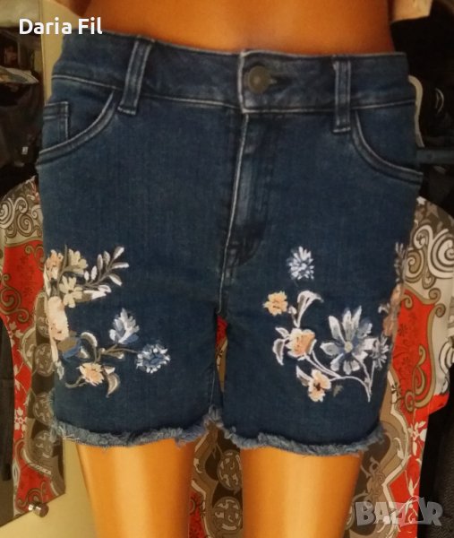СТРАХОТНИ Тъмносини къси дънки с бродерия и разръфан край на крачола , снимка 1