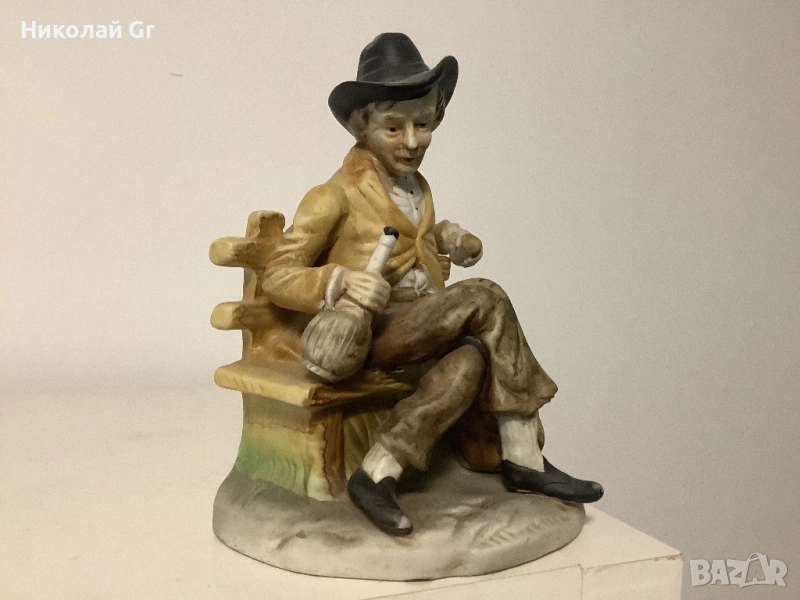 Фигурка порцелан  отличен състояние  височина 18 см диаметър 14 см стил Каподемонте, снимка 1