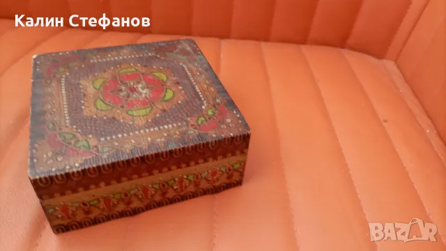 Ретро, стара дървена квадратна кутия с  капак, пираграф, ръчно рисувана, снимка 6 - Антикварни и старинни предмети - 48036196