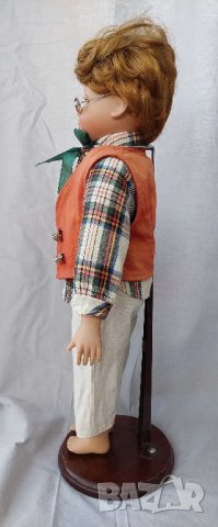 Порцеланова декоративна кукла със стойка момче с очила, снимка 2 - Колекции - 41845782