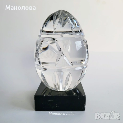 Кристално яйце върху мраморен постамент Waterford Crystal.