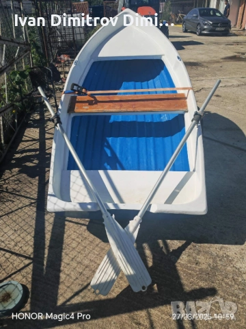 Лодка с колесар и гребла 