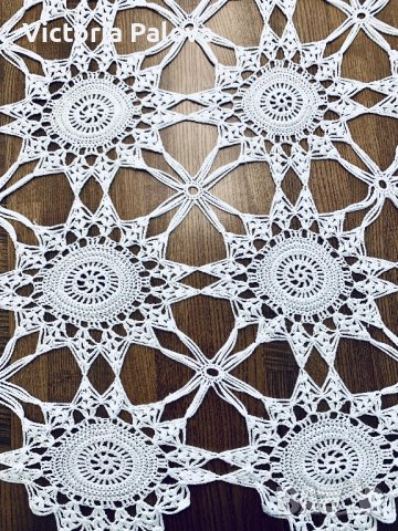 Прекрасна дълга покривка ръчно плетиво