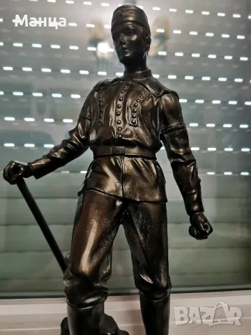 Бронзова скулптура миньор с кирка, снимка 2 - Антикварни и старинни предмети - 49055641