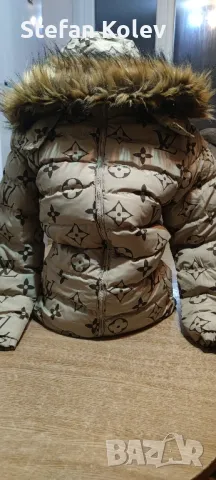 ДАМСКО ЗИМНО ЯКЕ.
С пухеста качулка.
Модел:LOUIS VUITTON., снимка 2 - Якета - 48595941