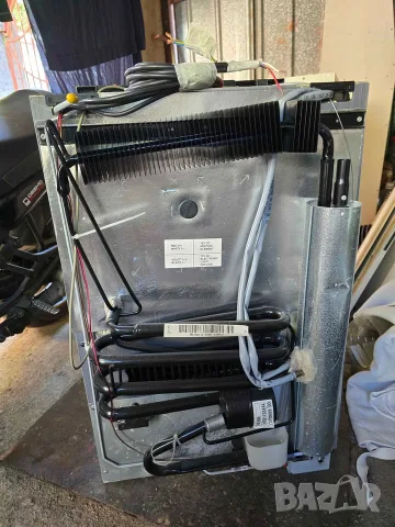 ХЛАДИЛНИК DOMETIC – 12V / 220V / ГАЗ, снимка 7 - Хладилници - 55904752