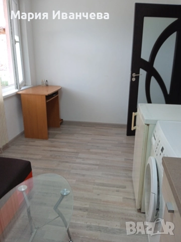 Самостоятелно партерно помещение със санитарен възел. Оборудвано с кухненски шкаф, пералня, хладилни, снимка 5 - Стаи под наем - 51679900