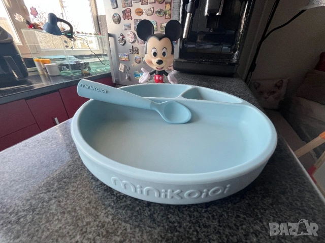 Предлагам силиконова чинийка на Minikoioi и лъжичка