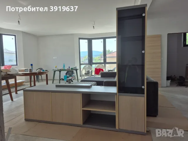 Продавам тв шкаф със стъклена витрина