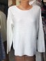 Бяло-сребриста блуза в едро памучно плетиво с декорация цветенце, снимка 1 - Блузи с дълъг ръкав и пуловери - 39332457