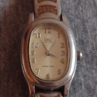 Модерен дамски часовник Q/Q QUARTZ WATER RESIST елегантен дизайн - 18510, снимка 1 - Дамски - 36251940