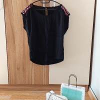 Дамска черна блуза с къс ръкав/тениска в размер М, снимка 2 - Тениски - 36094132