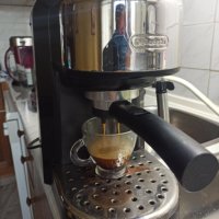 Кафемашина Делонги с ръкохватка с крема диск, работи отлично и прави хубаво кафе с каймак , снимка 1 - Кафемашини - 42258493