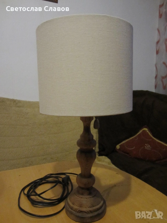 Дизайнерска настолна лампа със стойка от релефно струговано дърво , снимка 1