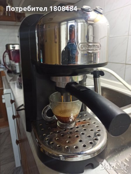 Кафемашина Делонги с ръкохватка с крема диск, работи отлично и прави хубаво кафе с каймак , снимка 1