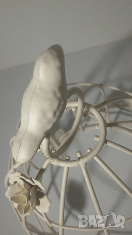 Декорация от бял метал като клетка за птичета с птица отгоре, листа и рози (или друго цвете), снимка 12 - Декорация за дома - 51502963