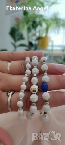 Летни гривни от мъниста бохо бяло черни синьо хендмейд ластични, снимка 5 - Гривни - 50588671