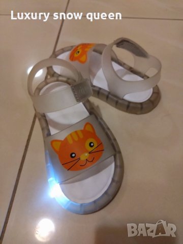 Светещи сандали с коте 26 номер, снимка 3 - Детски сандали и чехли - 40676347