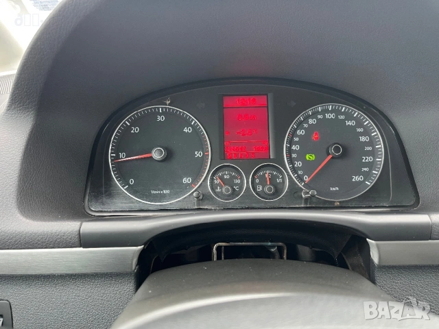 Продава се VW Touran 2.0 140 BMM 7 места, снимка 8 - Автомобили и джипове - 53359172