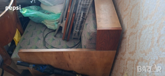 Продавам ретро диван изправен и ретро легло с витринки., снимка 3 - Антикварни и старинни предмети - 53199145