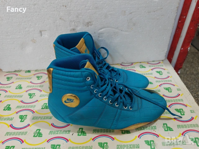 Дамски спортни обувки Nike Hijack W 39 номер, снимка 3 - Маратонки - 53335759