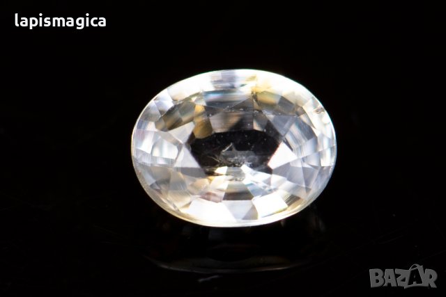 Бледожълт сапфир 0.60ct VS овална шлифовка Цейлон оранжева флуоресценция