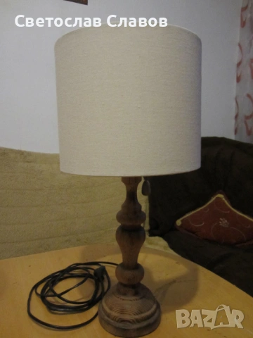 Дизайнерска настолна лампа със стойка от релефно струговано дърво 