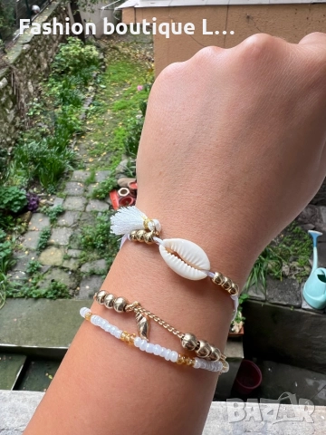 Комплект от 3 броя гривна за крак или ръка с мида , мъниста и помпон в бял цвят и златни елементи 🤍, снимка 5 - Гривни - 52376593