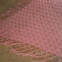 Плетен на една кука розов триъгълен шал, снимка 6 - Шалове - 34544456