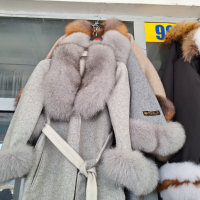 Продавам палта от алпака с яка от естествен косъм , снимка 5 - Палта, манта - 44713822