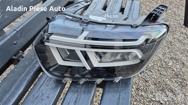 Ляв фар Dacia Duster година 2021 2022 2023 2024 код 260602465R , снимка 1