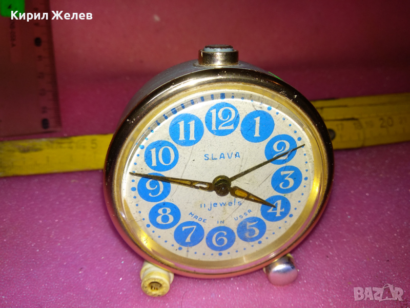 SLAVA MADE in USSR Стар КОЛЕКЦИОНЕРСКИ РУСКИ БУДИЛНИК МЕХАНИЧЕН НАСТОЛЕН ЧАСОВНИК СЛАВА СССР 43089, снимка 1